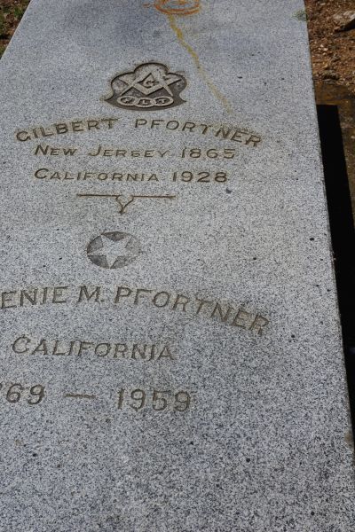 [Picture of Gilbert Pfortner grave]